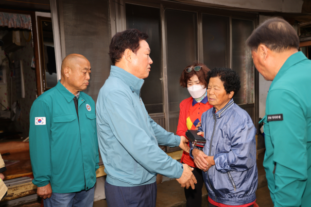 박완수 경남도지사가 합천군 집중호우 침수 피해 지역 현장을 긴급 점검하고,주민들을 위로했다. 경남도 제공