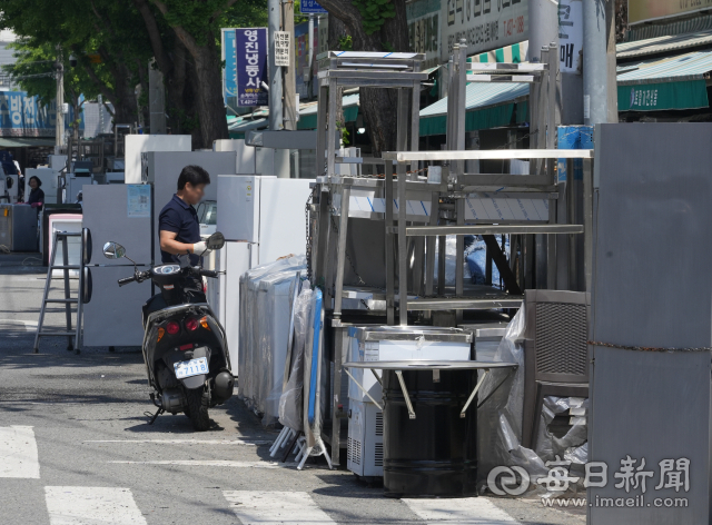 대구 북구 칠성시장 중고 주방 가구점 거리에서 상인들이 줄지어 쌓여 있는 주방 기구들을 정리하고 있다. 안성완 기자 asw0727@imaeil.com