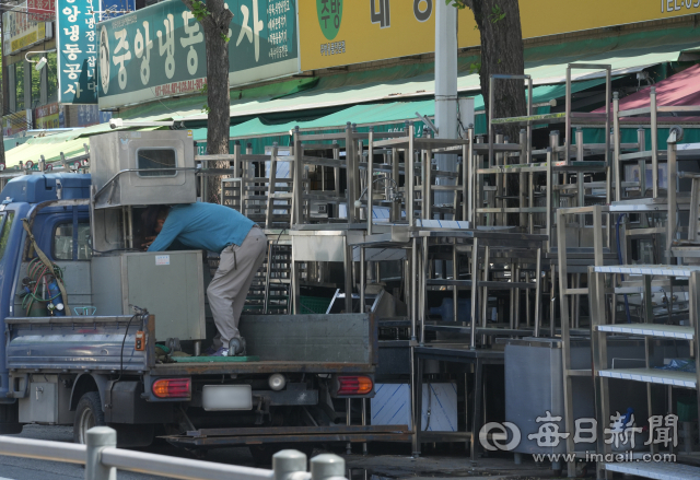 6일 대구 북구 칠성시장 중고 주방 가구점 거리에서 상인들이 줄지어 쌓여 있는 주방 기구들을 정리하고 있다. . 안성완 기자 asw0727@imaeil.com