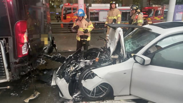 6일 술에 취한 BMW 운전자가 인천공항 앞에 정차한 호텔 셔틀버스를 들이받은 사고가 발생했다. 연합뉴스