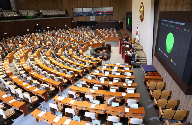 2일 서울 여의도 국회에서 열린 본회의에서 '해병대 채상병 사망사건 수사외압 의혹 특별검사법'이 야당 단독으로 통과되고 있다. 연합뉴스