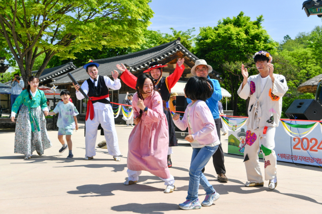 한국선비문화축제장을 방문한 관광객들이 선비문화를 체험하고 있다. 영주시 제공