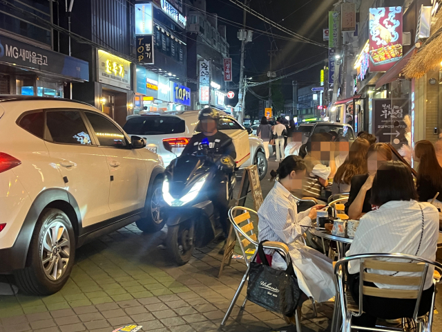 길 막은 가게 테이블 옆 자동차 '쌩'…단속 없다?