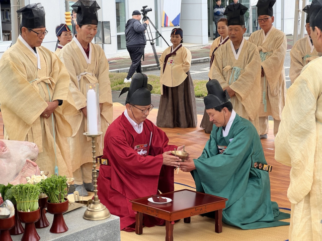 경상북도는 7일 경북 상주시 함창읍 경북잠사곤충사업장에서 '2024 풍잠기원제'를 열었다. 경북도 제공