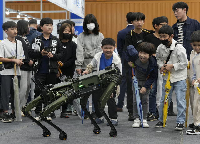 7일 구미 경운대학교에서 열린 '드론 봇 전투 경연대회'에서 유·무인 복합 전투체계 전시장을 찾은 학생들이 지뢰탐지용 로봇을 살펴보고 있다. 김영진 기자 kyjmaeil@imaeil.com