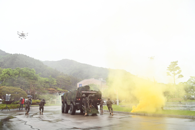 7일 오후 경운대에서 열린 '제2회 제2작전사령관배 드론봇 전투경연대회'에서 육군 제2작전사가 드론 전술 시연을 하고 있다. 구미시 제공