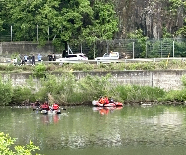 7일 경북 청송군 파쳔면 일대에서 구조 당국이 지난 5일 다슬기 채취를 위해 청송을 찾았다 연락이 두절 된 60대 남성을 찾고자 수중 수색을 진행하고 있다. 청송소방서 제공