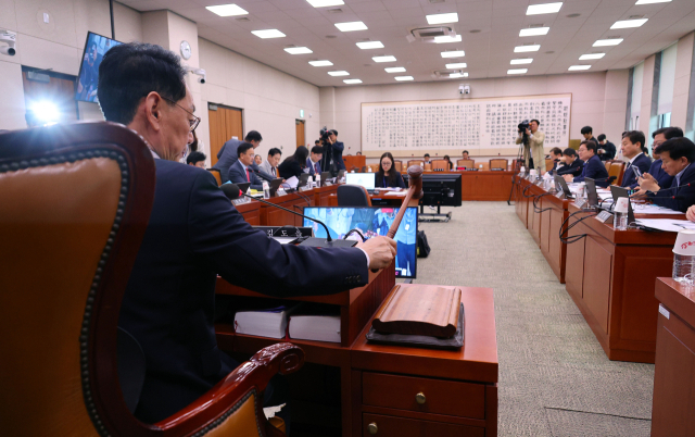 김도읍 법제사법위원회 위원장이 7일 오후 국회에서 열린 법제사법위원회 전체회의에서 의사봉을 두드리고 있다. 연합뉴스