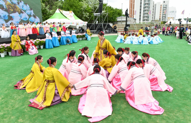 '2024 차전장군 노국공주 축제'가 민속놀이를 새롭게 해석해 대한민국을 대표하는 글로벌 'K-PLAY'로 변신을 꿈꾸며 5일간의 일정을 성공적으로 마무리했다. 안동시 제공