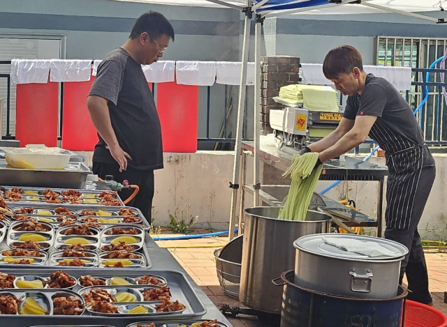 안동시자원봉사센터가 운영하는 행복한 사랑방 밥차는 지난 4일 남안동로타리클럽 회원들과 함께 어르신들에게 짜장면 200그릇을 제공했다. 안동시 제공