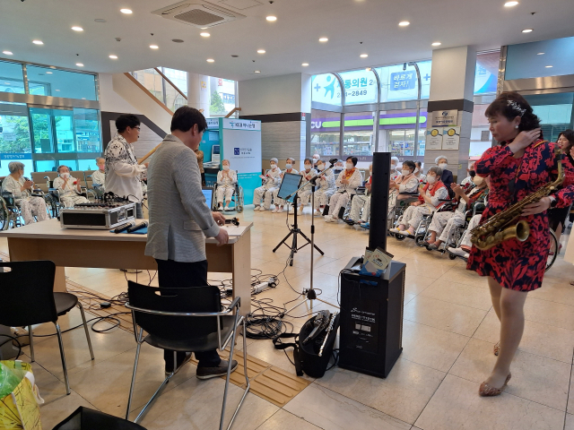 포항e요양병원은 8일 병원 로비에서 입원 환자 80여명에게 공연 등 즐거운 시간을 선물했다. 병원제공