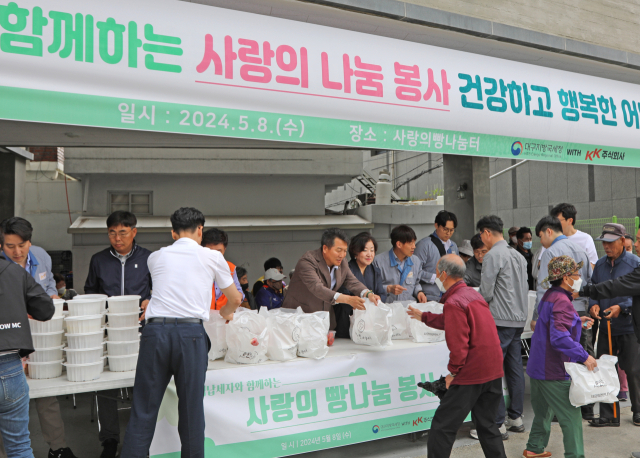 대구지방국세청(청장 윤종건)과 KK주식회사(대표 박윤경)가 8일 대구 서구 소재 사랑의 빵 나눔터를 찾아 제빵 및 삼계탕 나눔 봉사활동을 펼치고 있다.