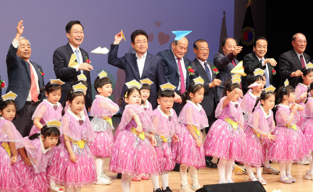 경상북도는 8일 도청 동락관에서 '꽃처럼 아름다운 당신, 오늘 더 사랑합니다'를 슬로건으로 '제52회 어버이날 기념행사'를 개최했다. 이철우 경북도지사와 임종식 교육감, 양재경 대한노인회 경상북도연합회장, 박영서 경상북도의회 부의장과 어르신 등 400여 명이 참석했다. 경북도 제공