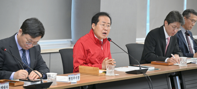 홍준표 대구시장이 7일 시청 산격청사에서 올해 첫 