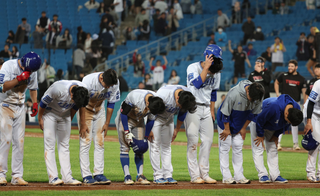 25일 오후 대구 삼성라이온즈파크에서 열린 2024 프로야구 LG 트윈스와 삼성 라이온즈의 경기. 삼성라이온즈가 패배 후 팬들에게 인사하고 있다. 연합뉴스