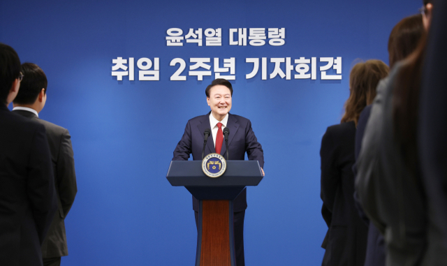 윤석열 대통령이 9일 오전 서울 용산 대통령실 청사 브리핑실에서 열린 '윤석열정부 2년 국민보고 및 기자회견'에 입장해 기자들과 인사하고 있다. 연합뉴스