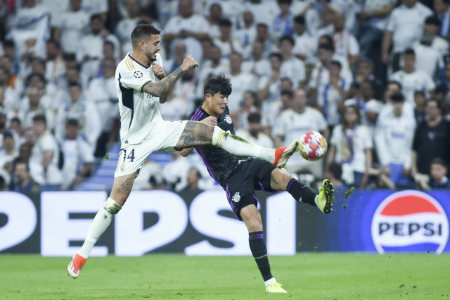 바이에른 뮌헨의 김민재가 9일 스페인 마드리드의 산티아고 베르나베우에서 열린 UEFA UCL 준결승 2차전에 출전해 레알 마드리드의 호셀루와 공을 다투고 있다. 연합뉴스