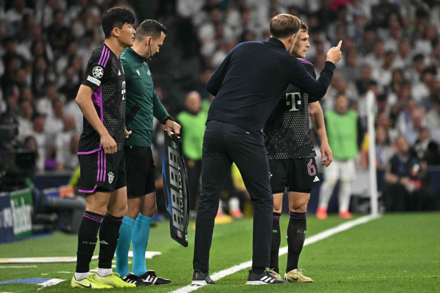 바이에른 뮌헨의 김민재가 9일 스페인 마드리드의 산티아고 베르나베우에서 열린 UEFA UCL 준결승 2차전 후반 교체 투입을 준비하고 있다. 연합뉴스