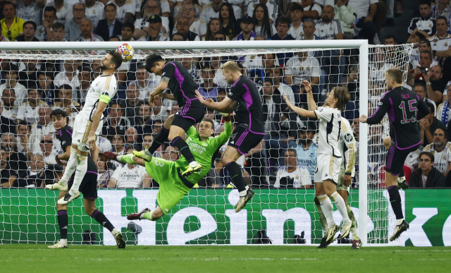 9일 스페인 마드리드의 산티아고 베르나베우에서 바이에른 뮌헨과 레알 마드리드의 UEFA UCL 준결승 2차전이 열린 가운데 뮌헨 김민재(앞줄 왼쪽에서 두 번째)의 헤더가 크로스바에 걸리고 있다. 연합뉴스