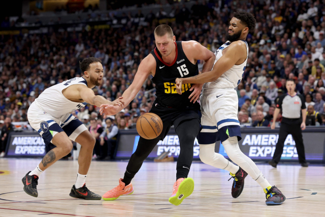 NBA 덴버 너기츠의 니콜라 요키치(가운데)가 경기를 치르는 모습. 연합뉴스