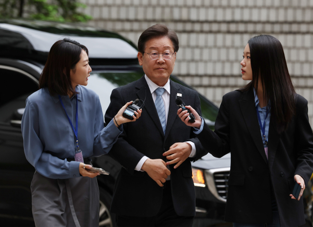 더불어민주당 이재명 대표가 7일 오전 서울 서초구 서울중앙지방법원에서 열린 대장동 배임·성남FC 뇌물 등 혐의 관련 1심 속행 공판에 출석하기 위해 법정으로 향하고 있다. 연합뉴스