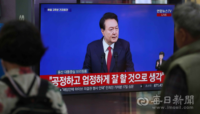9일 동대구역 대합실에서 시민들이 TV를 통해 