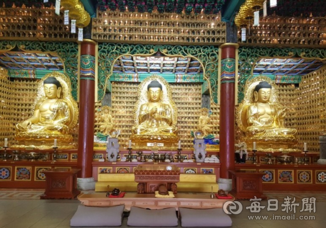 만불사 만불보전내 삼존불 모습. 매일신문DB