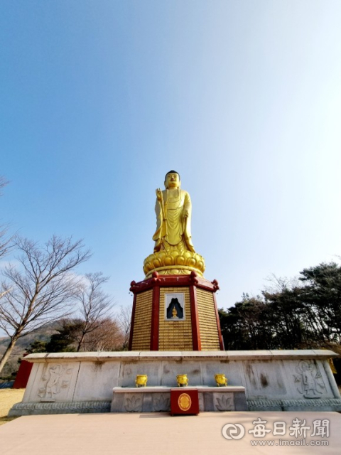 사찰 넘어 수행·장묘문화 결합 대도량…영천 만불사