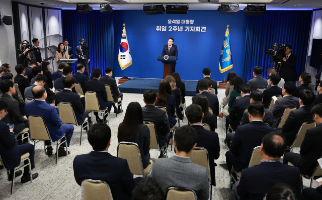 윤석열 대통령이 9일 오전 서울 용산 대통령실 청사 브리핑실에서 열린 '윤석열정부 2년 국민보고 및 기자회견'에서 취재진의 질문에 답하고 있다. 연합뉴스