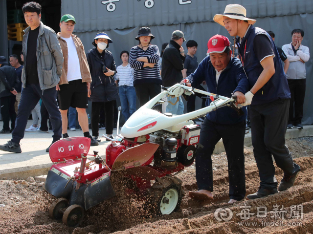 [포토뉴스]  귀농·귀촌 교육생, 농기계 운전 실습 