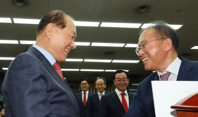 국민의힘 황우여 비상대책위원장과 윤재옥 당 대표 권한대행이 9일 오후 국회에서 열린 2024 원내대표 선출 당선자총회에서 악수하고 있다. 연합뉴스