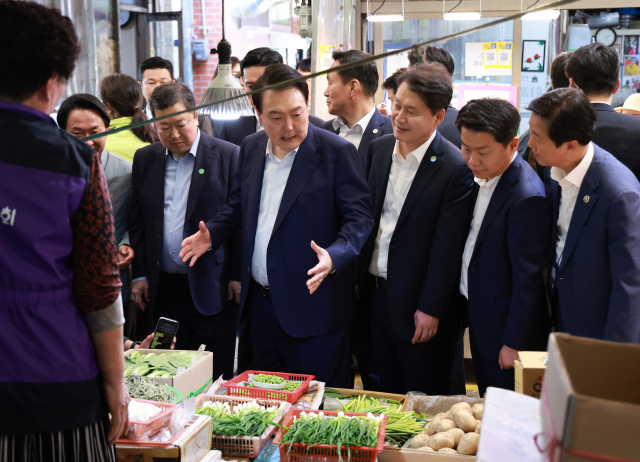 윤석열 대통령이 10일 서울 서대문구 영천시장을 찾아 야채가게에서 채소들을 살펴보고 있다. 연합뉴스