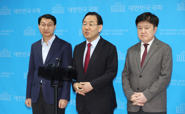 주호영 국회 연금개혁특별위원장(가운데)과 국민의힘 유경준(오른쪽), 더불어민주당 김성주 여야 간사가 7일 오후 국회 소통관에서 연금개혁특별위원회 종료 및 출장 취소 등과 관련해 입장을 밝힌 뒤 취재진의 질문에 답변하고 있다. 연합뉴스