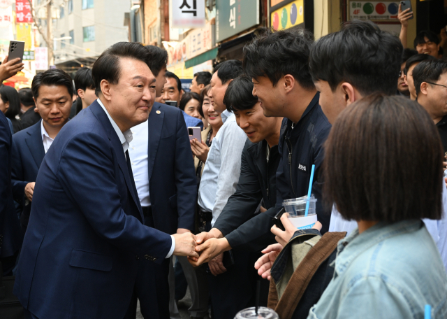 윤석열 대통령이 10일 서울 중구 다동 무교동 음식문화의 거리 일대에서 청계천으로 이동 중 직장인, 시민들을 만나 인사하고 있다. 연합뉴스