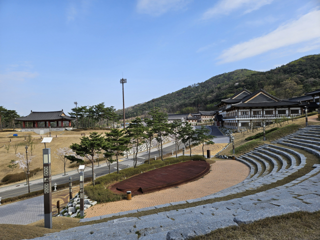 지난달 초 방문한 경주 화랑마을의 모습. 벚꽃이 한창이었지만 평일이어서 한산한 모습이다. 윤정훈 기자