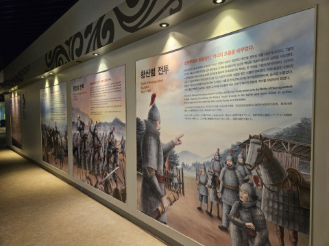 경주 화랑마을 내 전시실. 화랑을 소개하는 전시물로 글과 평면적인 그림으로 구성돼 있다. 윤정훈 기자