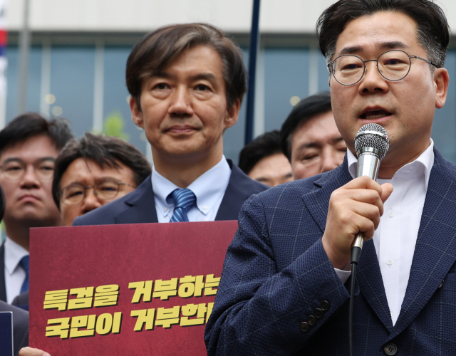 더불어민주당 박찬대 원내대표가 11일 오후 서울 용산구 대통령실 인근에서 열린 해병대 채 상병 특검 수용 촉구 기자회견에서 발언하고 있다. 연합뉴스