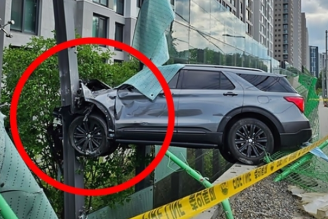 서울 강남에서 스포츠유틸리티차량(SUV)이 8개 차로를 가로질러 아파트 방음벽과 부딪히는 사고가 발생했다. 연합뉴스