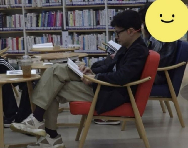 11일 한동훈 전 국민의힘 비상대책위원장이 서울 서초구 양재도서관에서 책을 읽고 있는 모습이 목격됐다. 디시인사이드 캡처