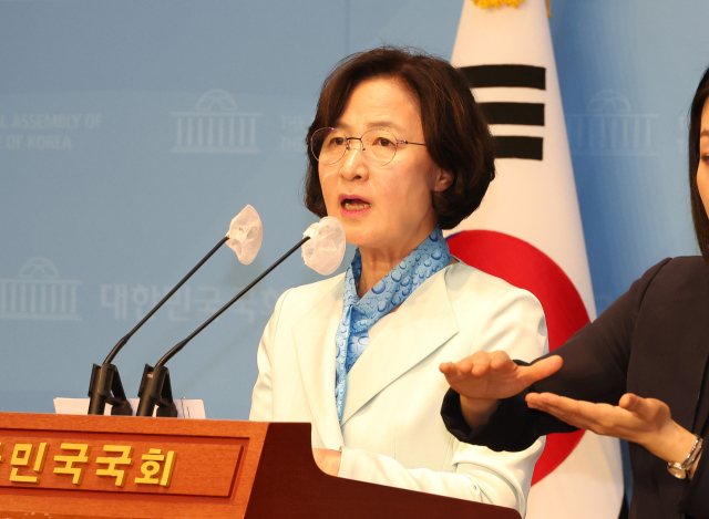 더불어민주당 추미애 당선인이 8일 오후 국회 소통관에서 국회의장 출마 회견을 하고 있다. 연합뉴스