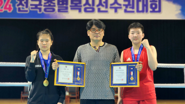 영주 한국미래산업고 복싱운동부 선수와 코치(배기웅, 가운데)가 금메달과 지도자상 을 수상, 겹경사가 났다. 한국미래고 제공
