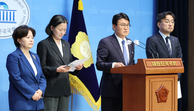 조국혁신당 황운하 원내대표와 당선인들이 12일 오전 서울 여의도 국회 소통관에서 일본 라인야후 사태와 관련해 브리핑하고 있다. 왼쪽부터 정춘생 원내수석부대표, 이해민 당선인, 황운하 원내대표, 신장식 당선인. 연합뉴스