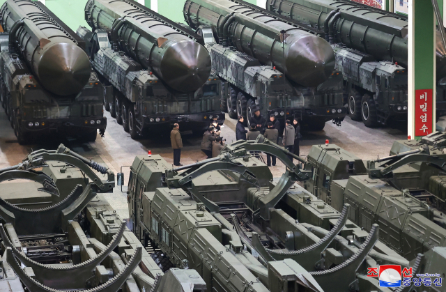 김정은 북한 국무위원장이 지난 1월 5일 대륙간탄도미사일(ICBM) 발사대 생산 공장을 둘러보는 모습. 조선중앙통신 연합뉴스