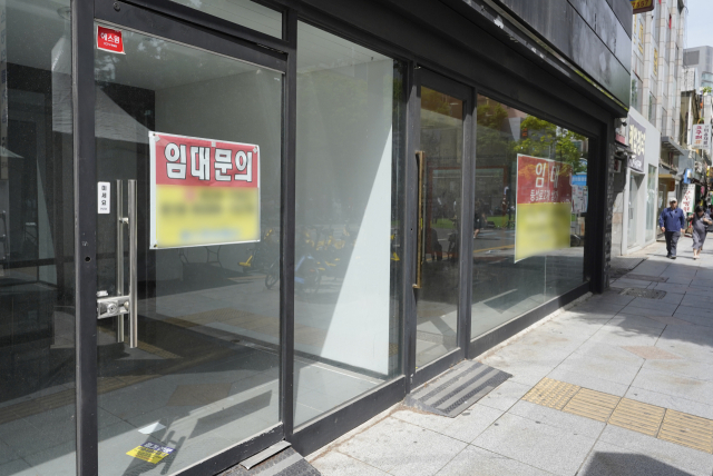 지난 5월 대구 중구 동성로 상가에 임대 안내문이 붙어 있다. 매일신문DB