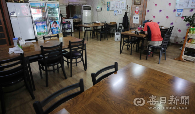 대구 시내 한 식당이 점심시간임에도 한산한 모습을 보이고 있다. 매일신문 DB