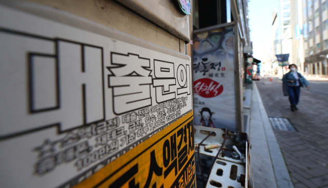 고금리가 이어지며 소상공인·자영업자들의 대출 연체액이 1조원을 돌파한 것으로 나타났다. 8일 금융권에 따르면 국내 5대 은행에서 1개월 이상 연체된 개인사업자(소호) 대출 총액은 올해 1분기 말 기준 1조3천560억원에 달했다. 사진은 8일 서울 시내에 붙은 대출 전단지. 연합뉴스