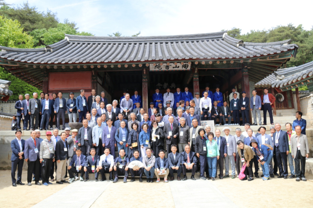 영남지역 7개 문중의 모임인 제 42회 유종회(維宗會) 정기총회가 안동에 있는 한국국학진흥원에서 진성이씨(眞城李氏)의 동인회(同仁會. 회장 이동익) 주관으로 12일 개최됐다.