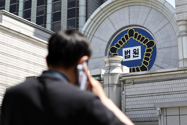 법원 내부 전산망에서 2년간 1천 기가바이트(GB)가 넘는 규모의 자료가 유출됐다는 합동 수사 결과로 대법원의 허술한 보안 시스템이 여실히 드러났다. 사상 초유의 사법부 전산망 해킹으로 국민의 내밀한 소송서류가 유출됐지만 대법원의 부실한 대응으로 유출 자료의 0.5%밖에 피해 내역을 확인하지 못하게 된 상황에 일조했다는 비판이 제기된다. 사진은 12일 오후 서울 서초구 서울중앙지법의 모습. 연합뉴스