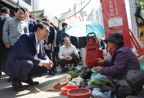 윤석열 대통령, 국민과 접촉면 넓히며 국정동력 확보 나서