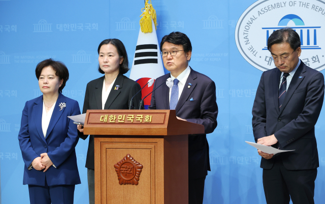 조국혁신당 황운하 원내대표와 당선인들이 12일 오전 서울 여의도 국회 소통관에서 일본 라인야후 사태와 관련해 브리핑하고 있다. 왼쪽부터 정춘생 원내수석부대표, 이해민 당선인, 황운하 원내대표, 신장식 당선인. 연합뉴스